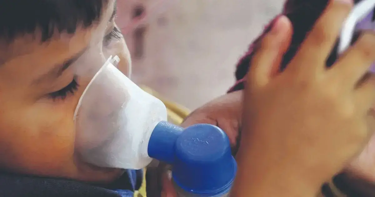 Algunos niños requieren nebulización para abrir las vías respiratorias. Autoridades piden atención inmediata para evitar comp