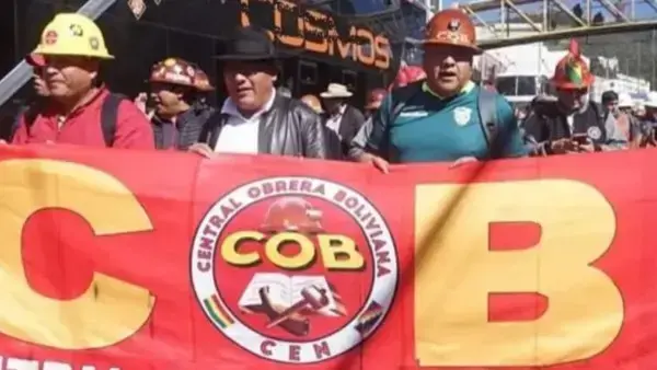 Una marcha encabezada por el secretario ejecutivo de la COB, Mario Argollo.