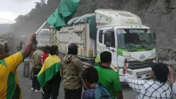 Levantamiento del bloqueo en la carretera entre Caranavi y La Paz.