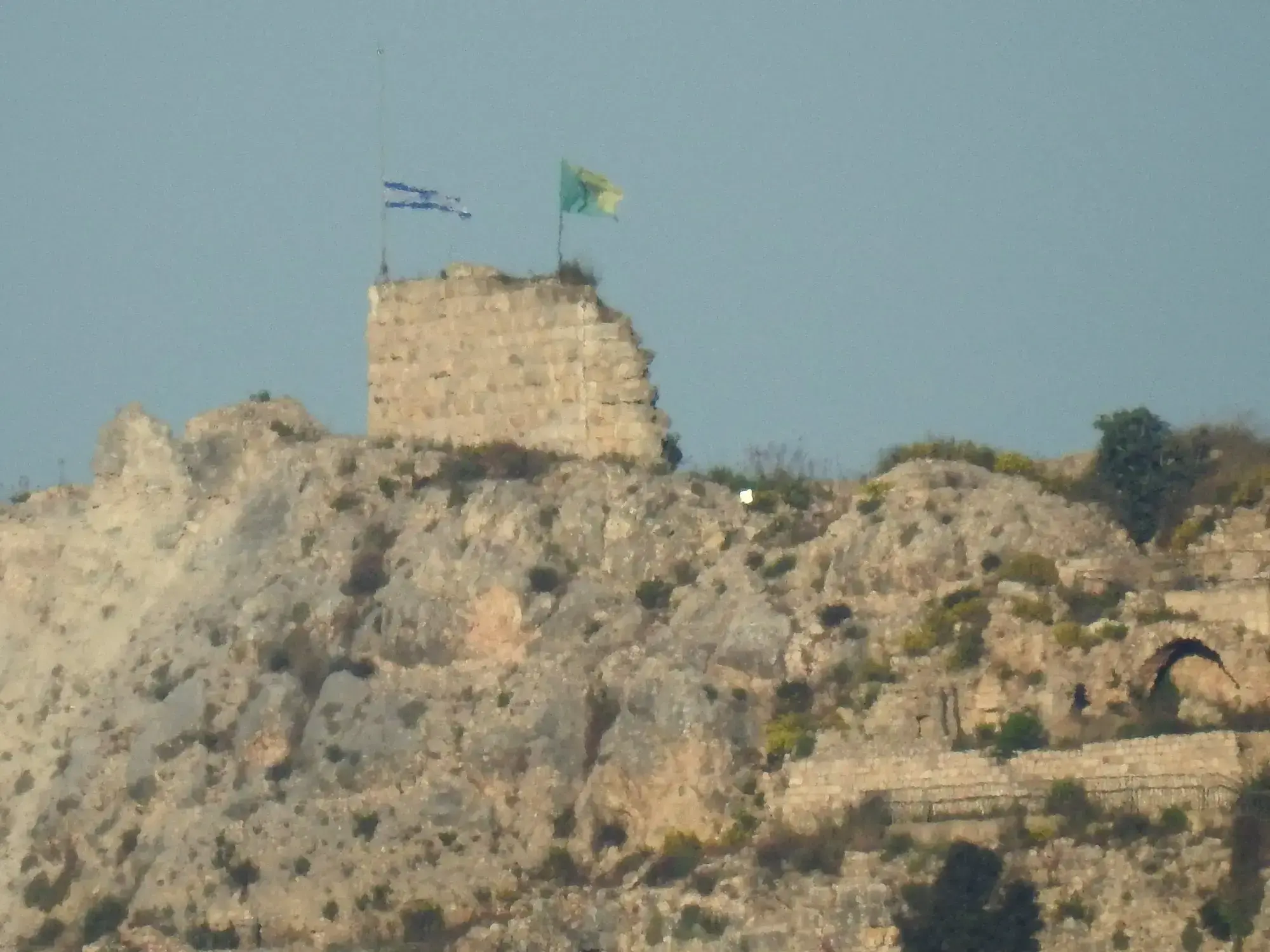 La bandera de Israel flamea sobre el castillo de Beaufort tras una nueva avanzada sobre territorio de Líbano.