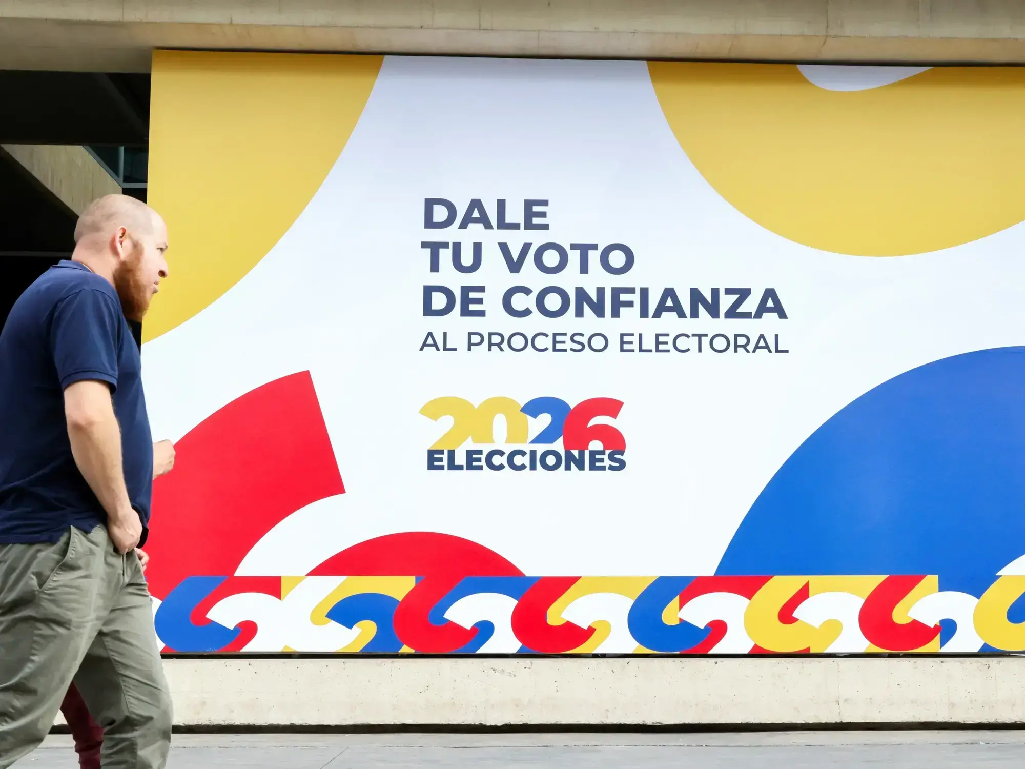 Fila de votantes en un colegio electoral de Colombia durante las presidenciales. Foto: EFE/ Carlos Ortega