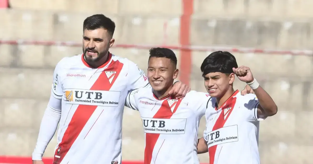 Festejo de gol de los jugadores de Always Ready.