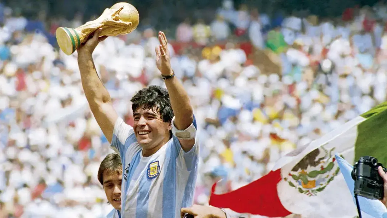 Diego Armando Maradona levanta la Copa del Mundo en 1986.