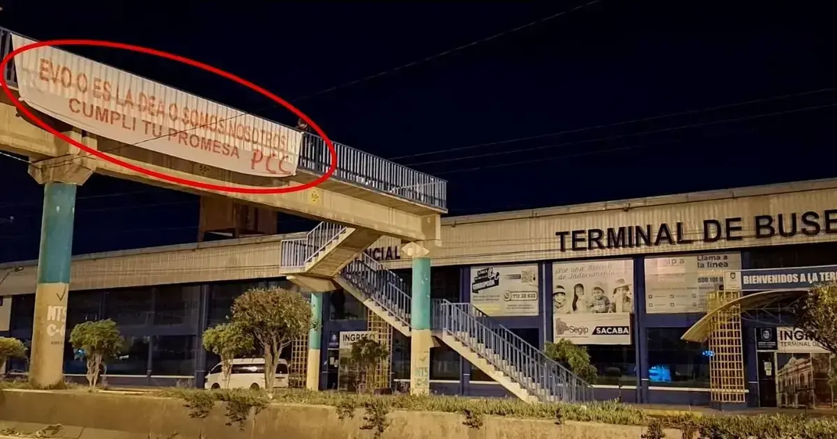 La pancarta colgada en la pasarela, en Sacaba, con un mensaje dirigido a Evo Morales
