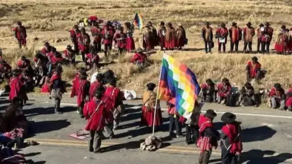 Campesinos bloquean en una carretera del altiplano.