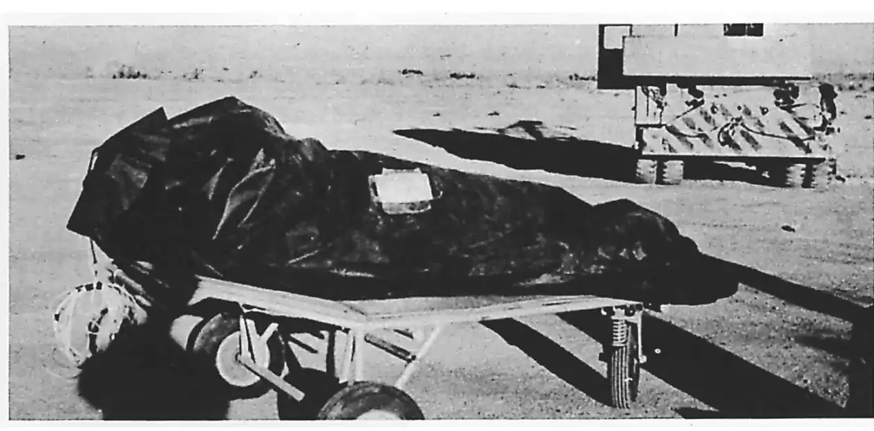 Foto del Informe Rosewell, de la Fuerza Aérea de EE.UU. que analiza un incidente con un supuesto OVNI, en 1947. Foto: AP