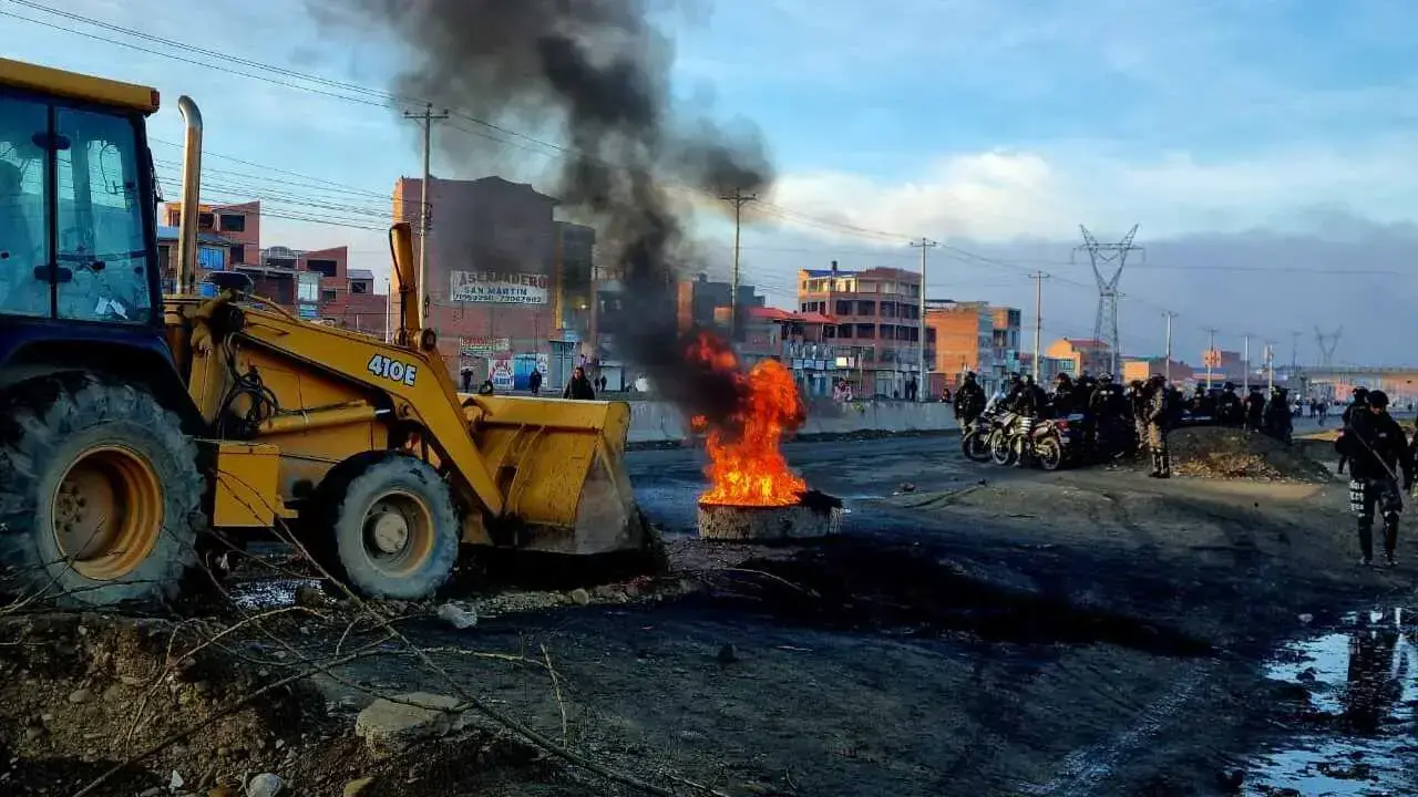 Fotografía del desbloqueo en la ruta La Paz - Oruro, el 23 de mayo.