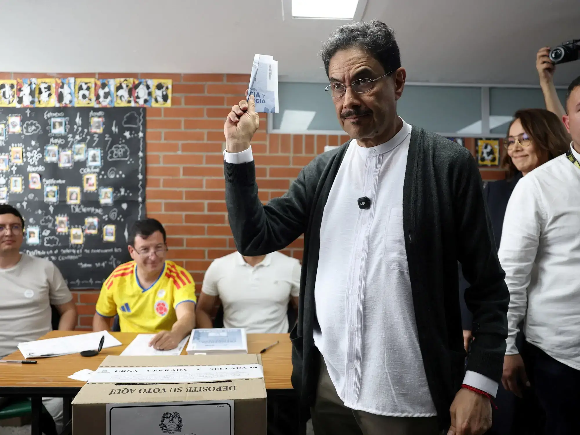 El candidato presidencial Iván Cepeda del Pacto Histórico emite su voto en Bogotá.