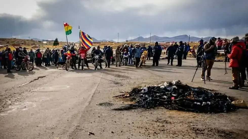Grupo de manifestantes en la carretera La Paz - Oruro.