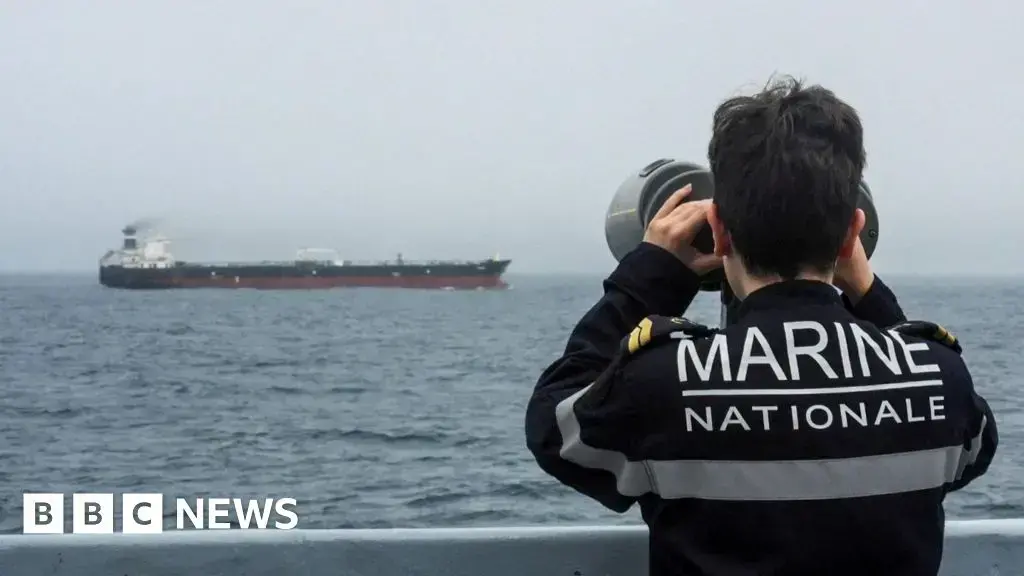 Personal de la Armada francesa observa un petrolero de la llamada flota fantasma rusa