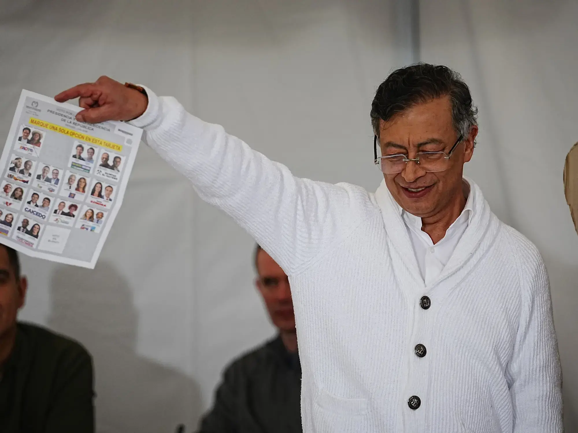 El presidente colombiano, Gustavo Petro, muestra su boleta electoral antes de emitir su voto en Bogotá.