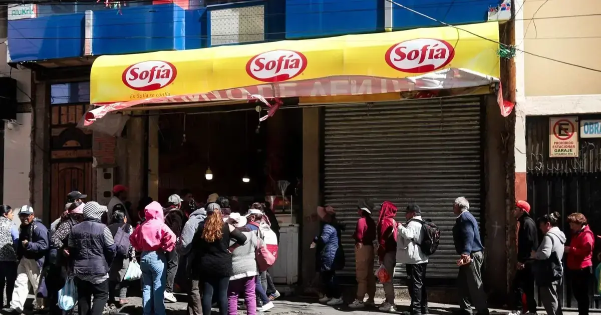 Filas en almacenes y tiendas paceñas