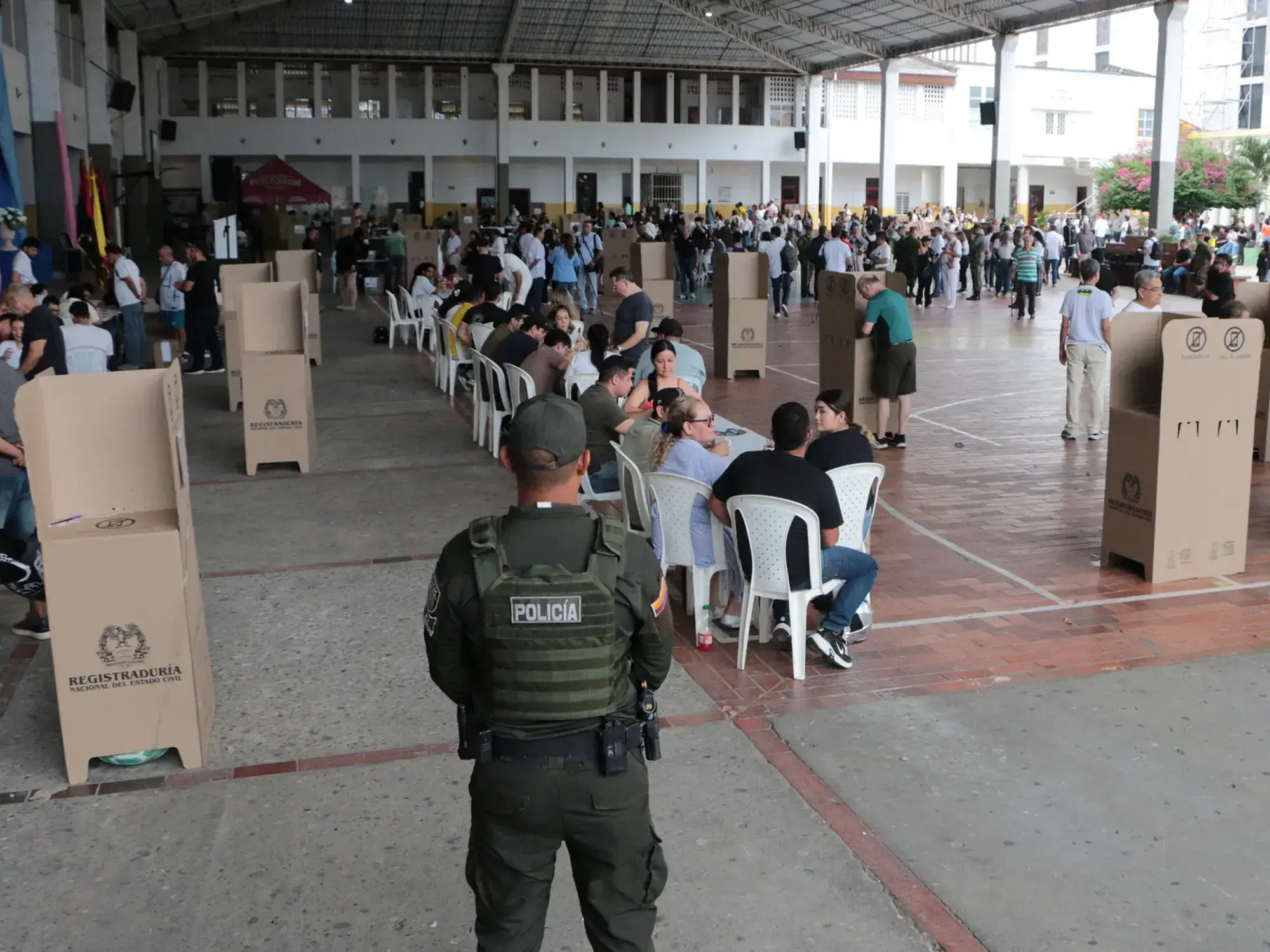 Un grupo de personas votan durante la jornada electoral en Cúcuta.