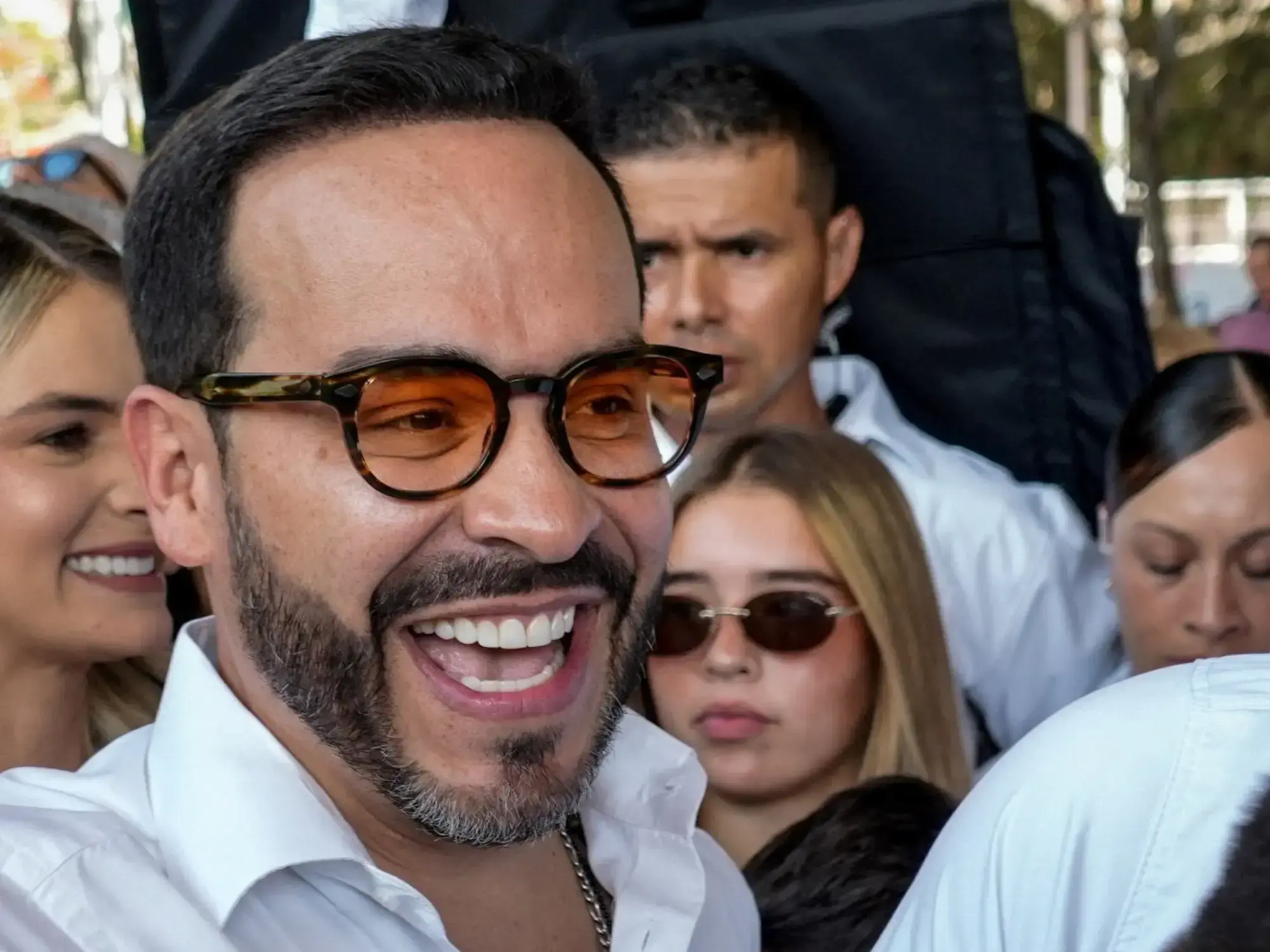 El candidato presidencial colombiano Abelardo De La Espriella en un centro de votación durante la primera vuelta de las elecc