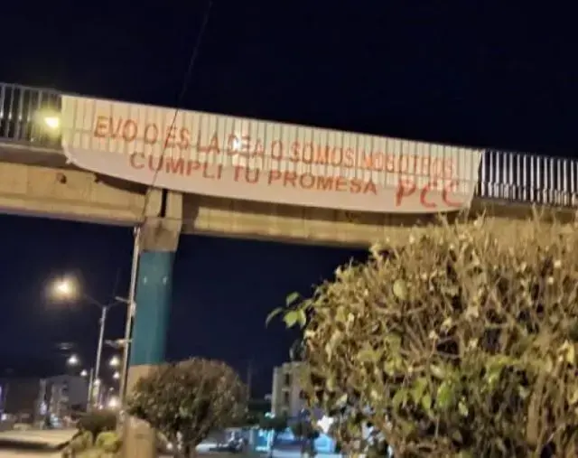 Letreros colgados en Sacaba, Cochabamba.