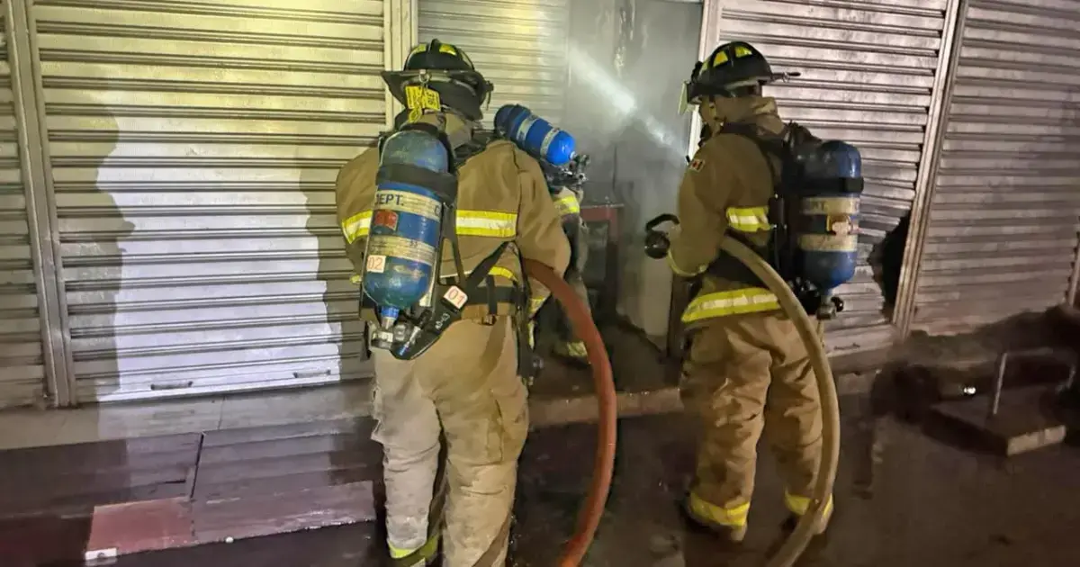 Bomberos trabajan para controlar el incendio en el nuevo mercado La Ramada.