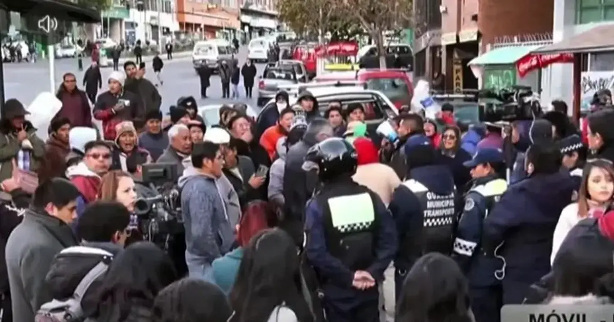 Protesta en acto municipal. Foto: Captura de video/RTP