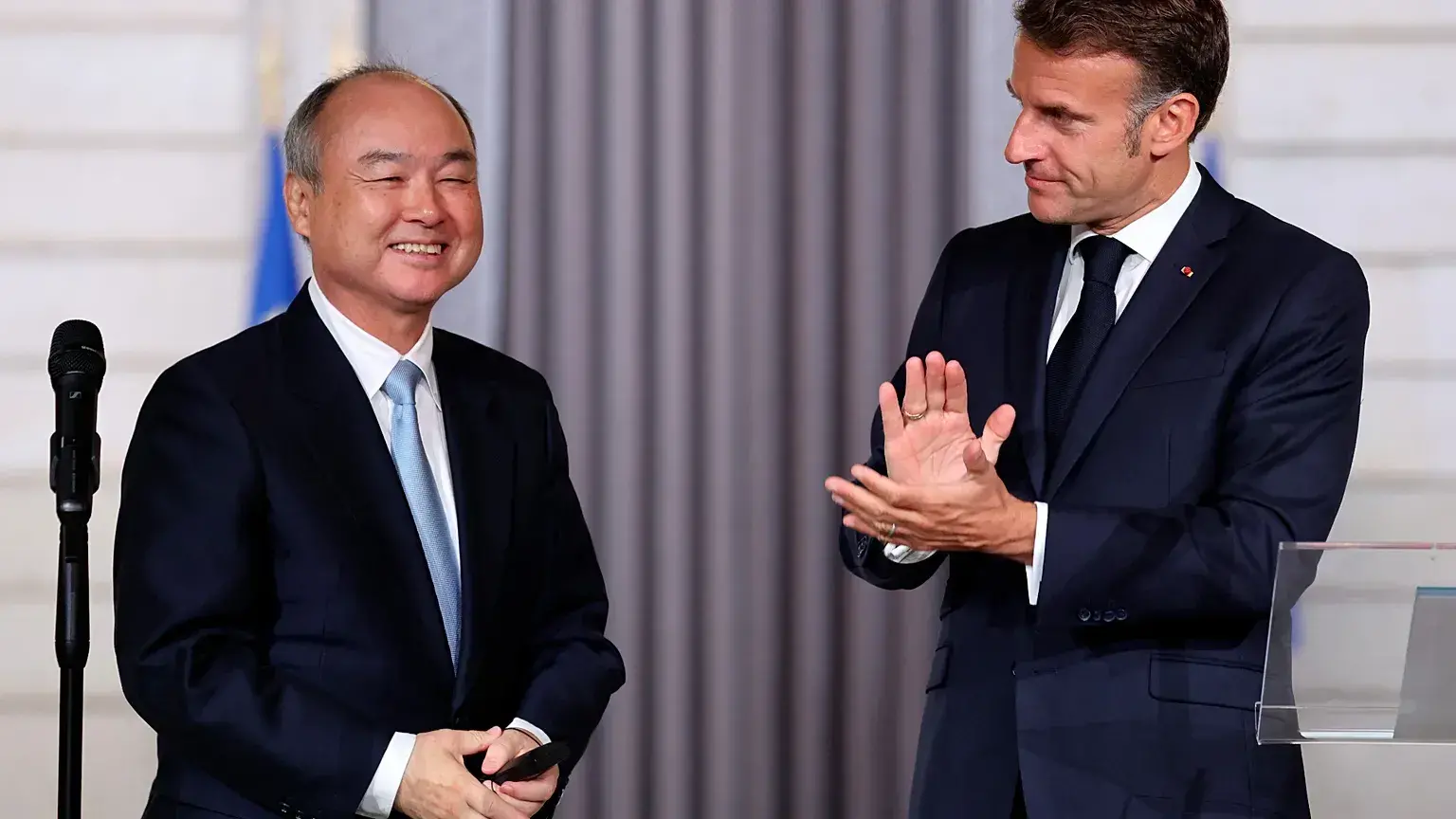El presidente francés Emmanuel Macron y Masayoshi Son, presidente de SoftBank Group, en el Elíseo, París.
