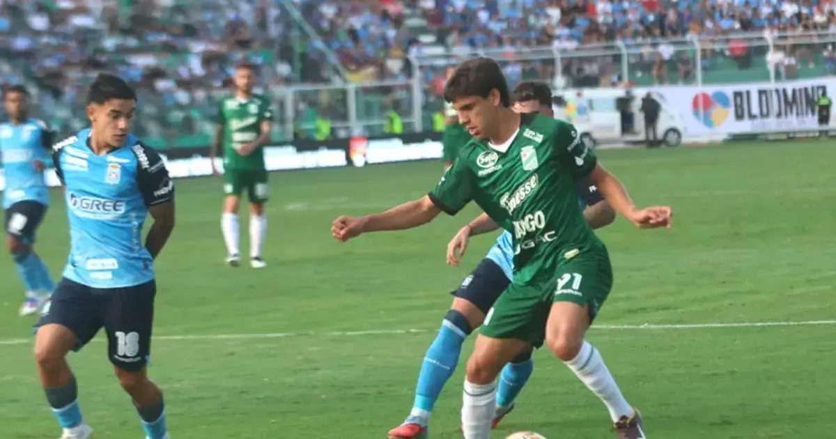 Nabil Nacif de Oriente domina el balón ante la marca de dos rivales.