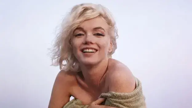 Marilyn Monroe posa en la playa de Santa Monica en su última sesión de fotos.