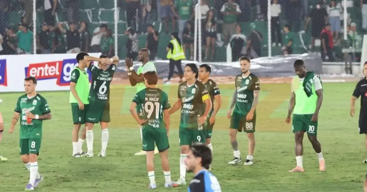 Jugadores refineros al finalizar el partido.