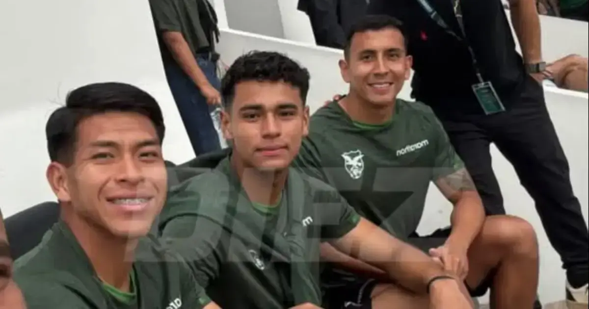 Futbolistas de la selección boliviana en el estadio Tahuichi durante el clásico cruceño.