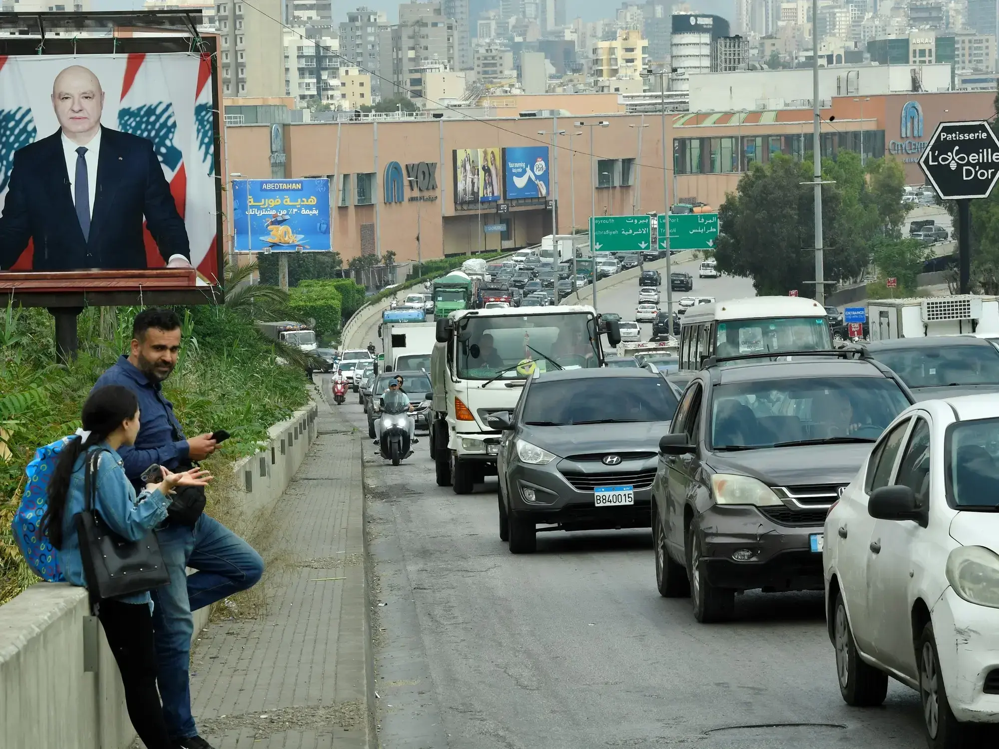 Libaneses abandonan Beirut ante el temor de un bombardeo israelí.