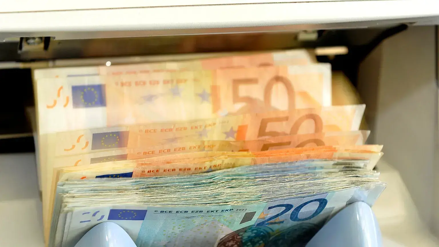 Máquina cuenta billetes de euro en la ventanilla de un banco en Dresde, Alemania.