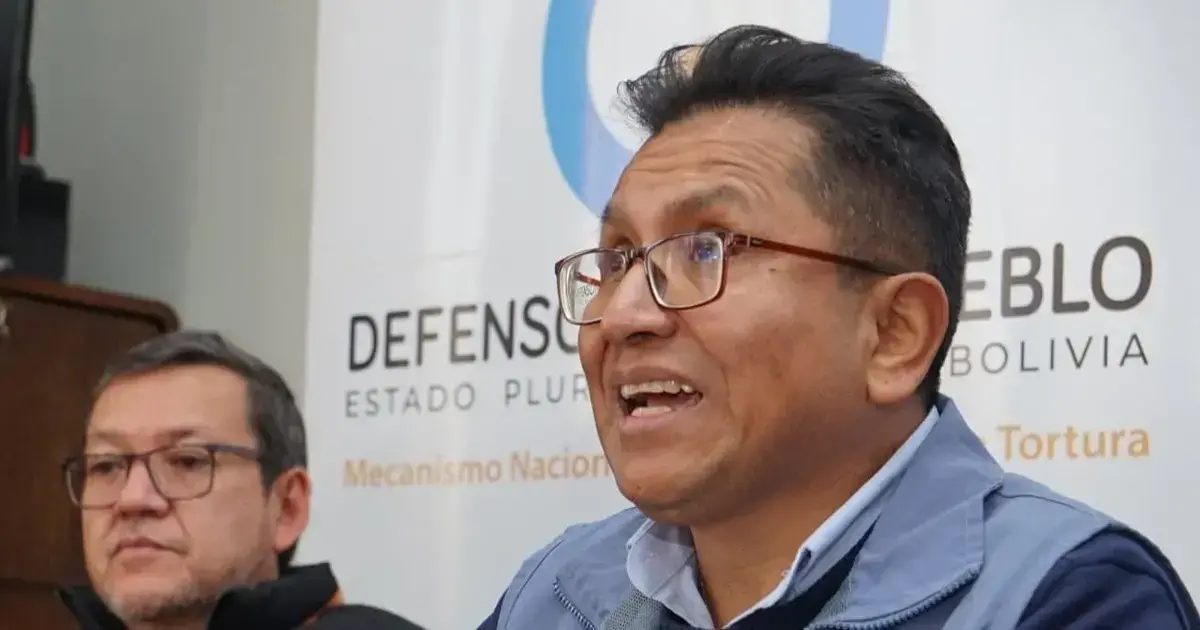 Defensor del Pueblo en conferencia de prensa.