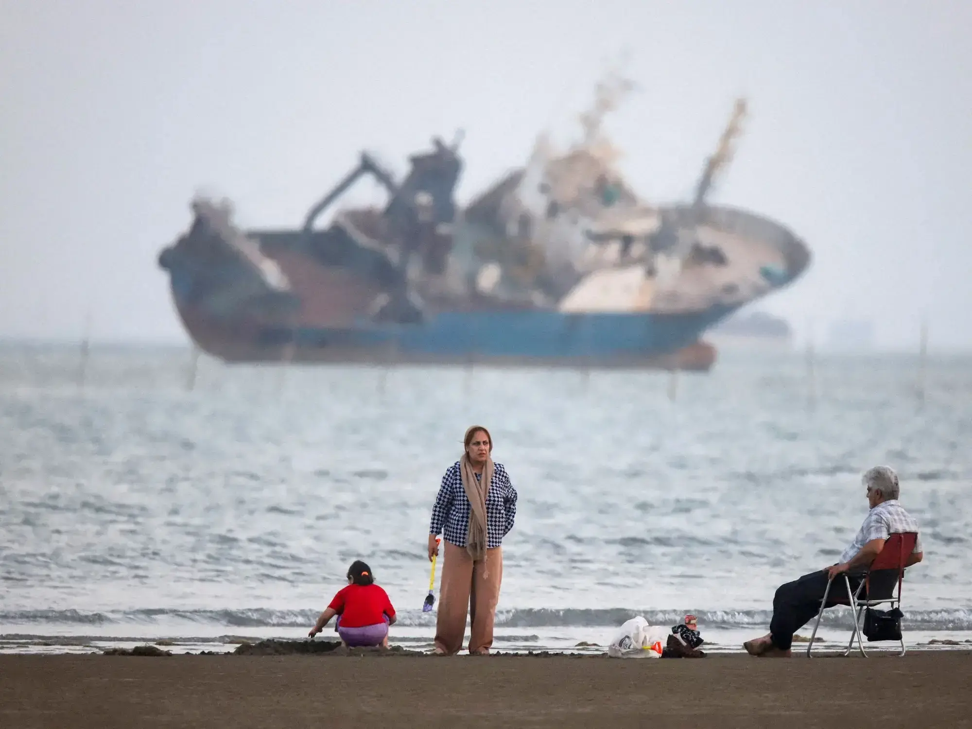 Un barco yace varado en el estrecho de Ormuz.