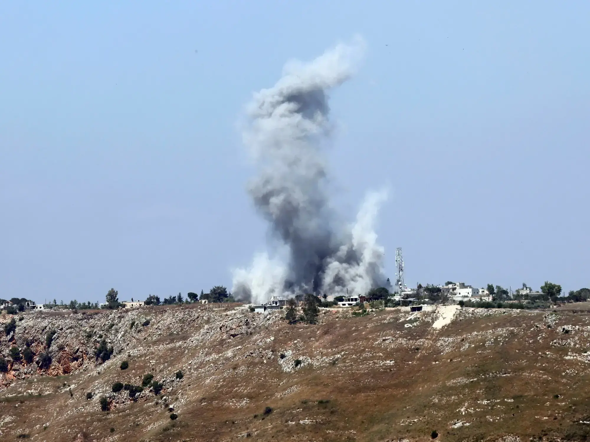 Humo tras un ataque israelí contra la aldea de Arnoun, en la gobernación de Nabatieh, al sur del Líbano.