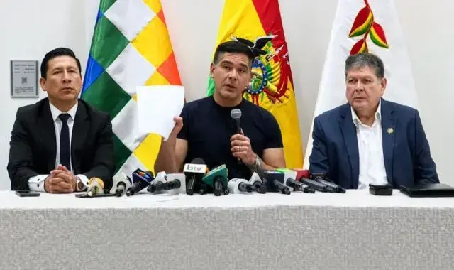 El ministro de Desarrollo Productivo, Óscar Mario Justiniano (c), en una conferencia de prensa.