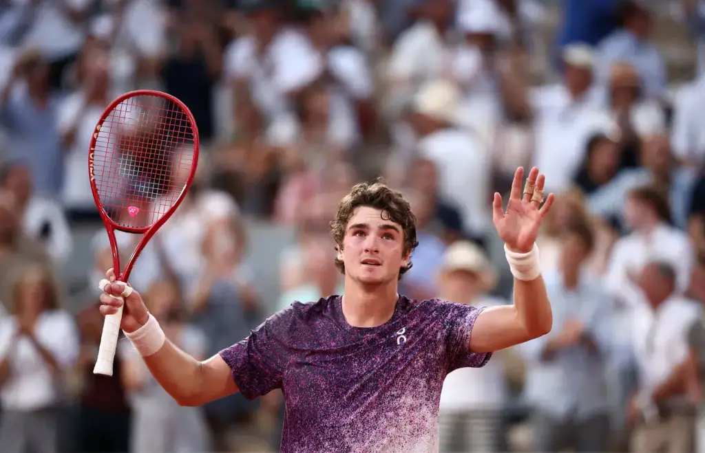 João Fonseca celebra su victoria en Roland Garros.