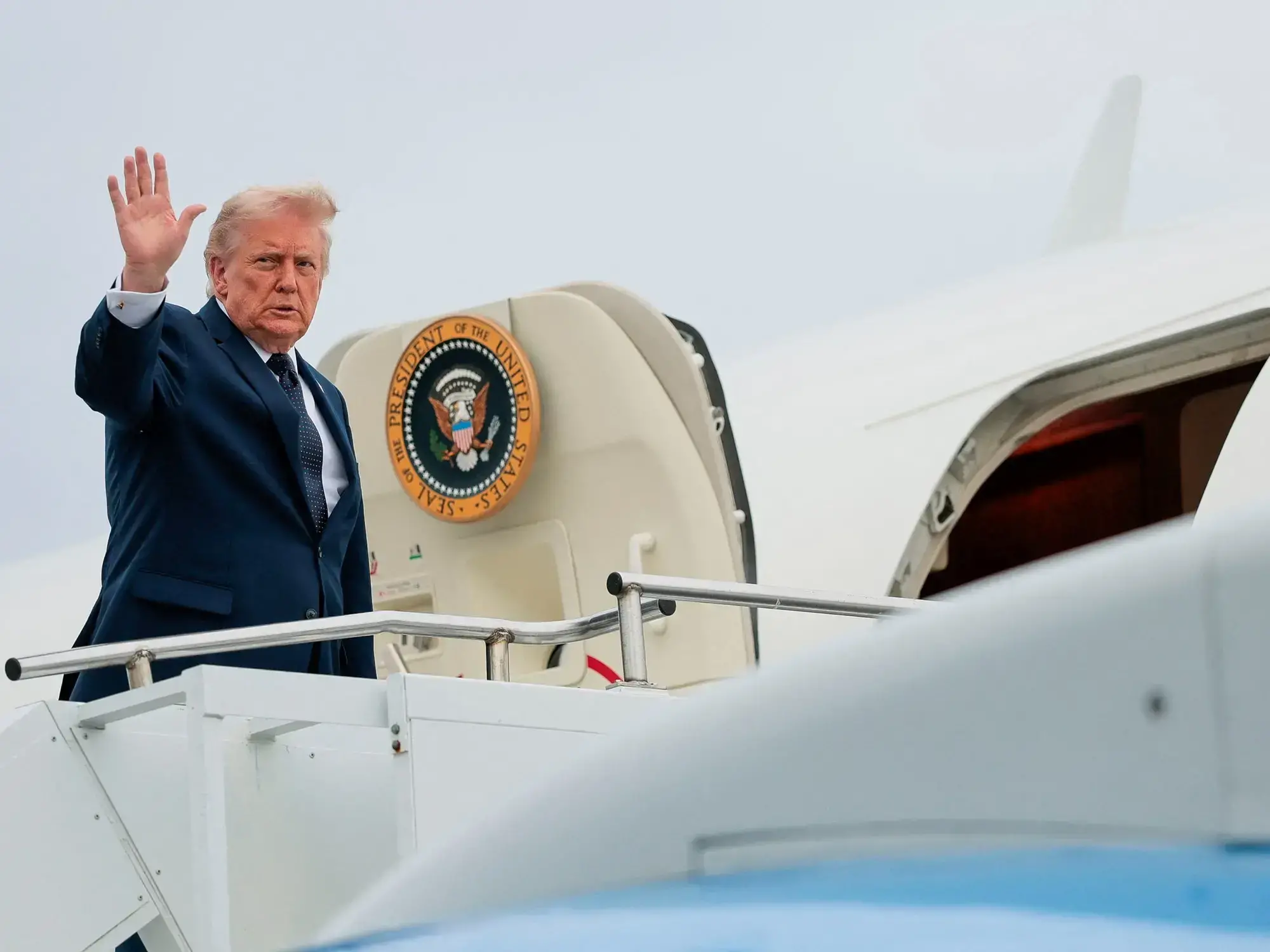 Donald Trump aborda el Air Force One rumbo a la Base Conjunta Andrews, Maryland, tras despegar del aeropuerto de Morristown e