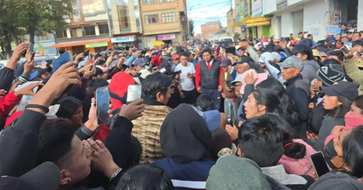 Momento en que los acusados son llevados por la multitud