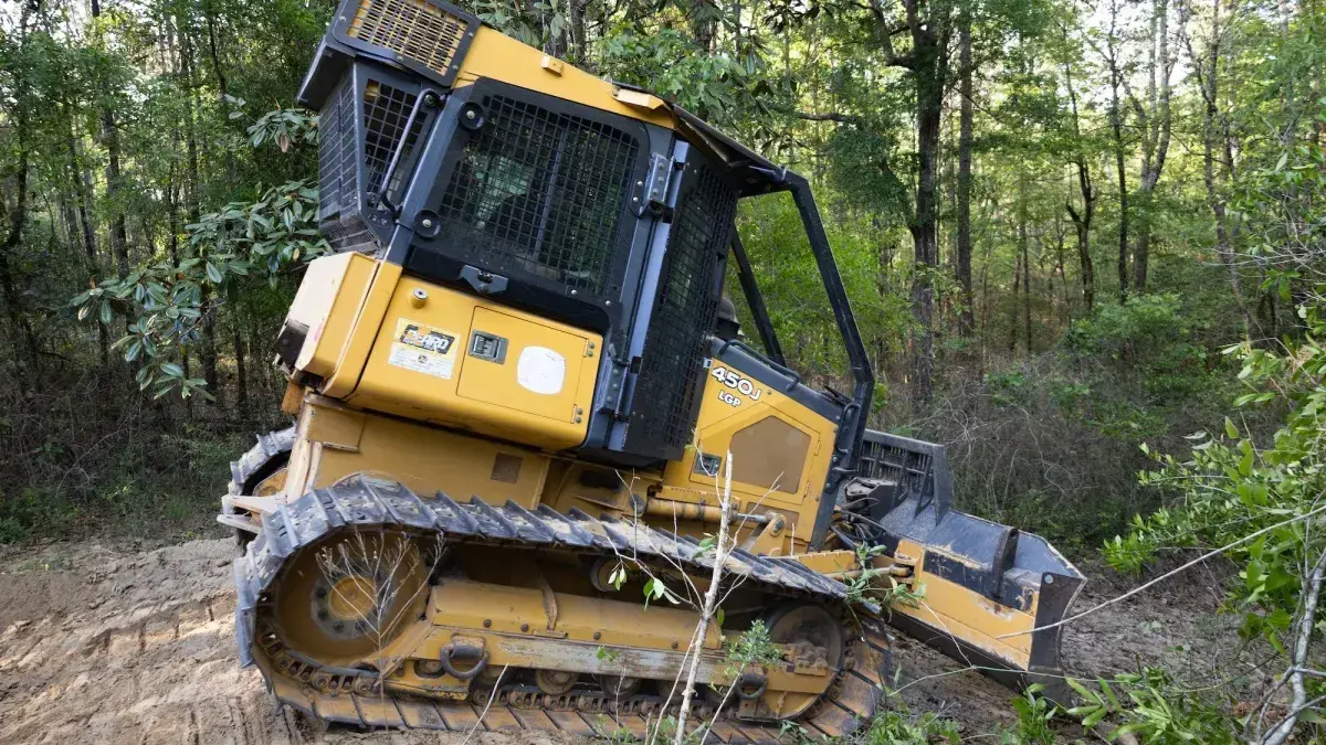 Un bulldozer equipado con sensores de la NASA en un evento en Andalusia, Alabama.