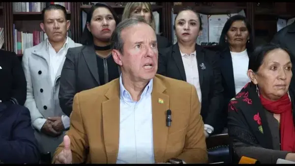 El expresidente Jorge Quiroga en rueda de prensa.