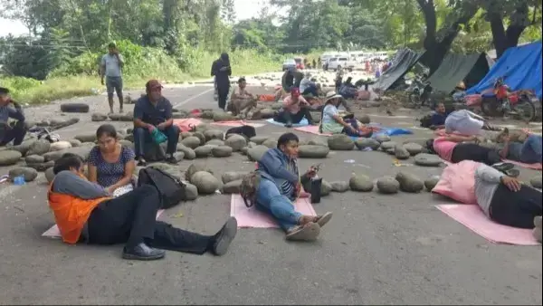 Afines al expresidente Evo Morales en un punto de bloqueo en Villa Tunari, Cochabamba.