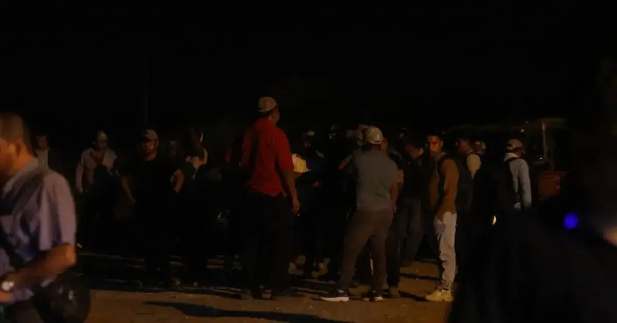Un grupo de pobladores de San Julián aguardan a las afueras de Emapa