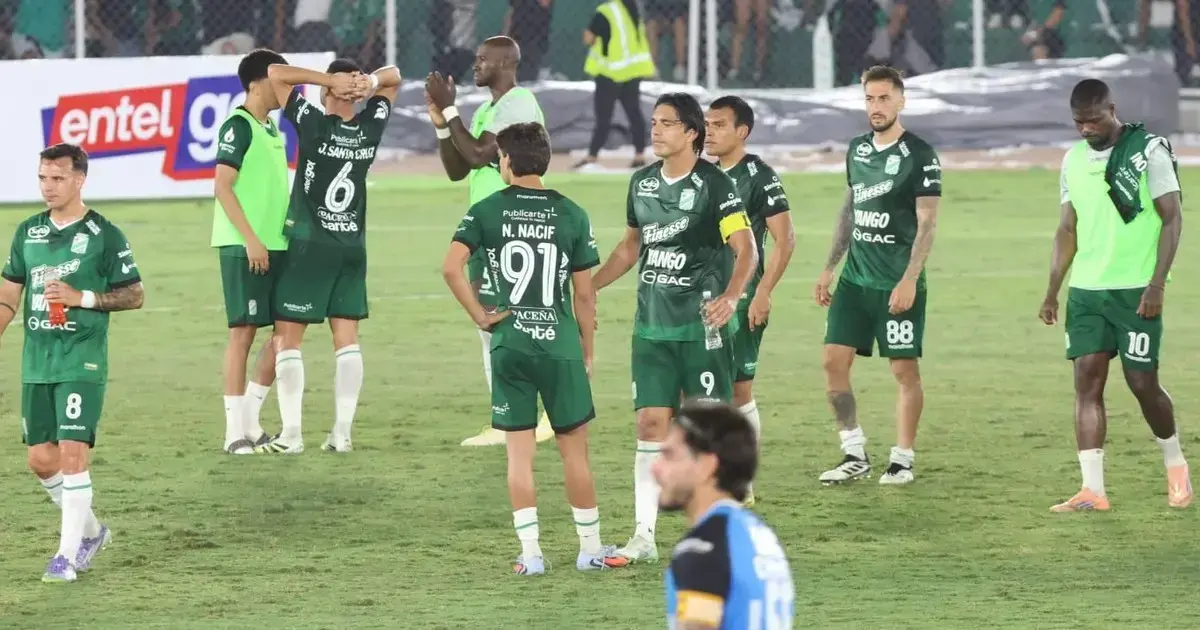 Los jugadores de Oriente no encuentran la explicación luego de la derrota sufrida ante Blooming en el clásico cruceño.
