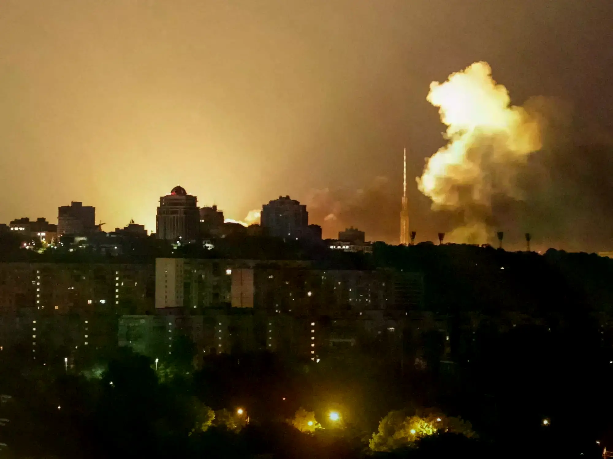 Una explosión ilumina el cielo sobre Kiev durante un ataque con misiles y drones rusos.