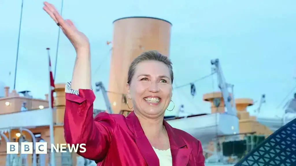 La primera ministra en funciones, Mette Frederiksen, saluda al rey de Dinamarca a bordo del yate real Dannebrog.