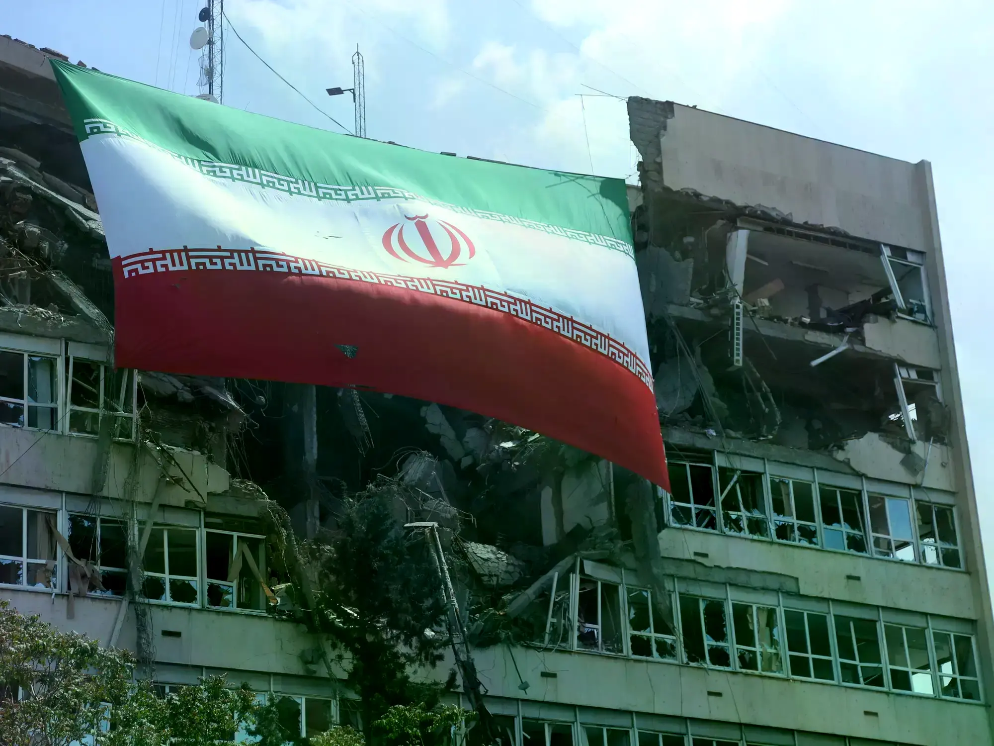 Una bandera de Irán colgada en un edificio dañado por un ataque de Estados Unidos en Teherán.
