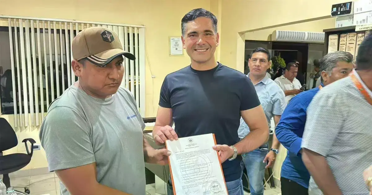 El ministro Oscar Mario Justiniano muestra el acuerdo suscrito.