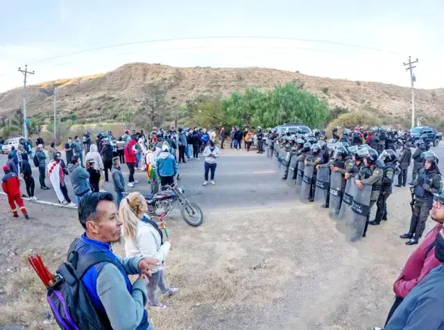 Efectivos policiales coordinaron el despeje de la vía en El Campanario.