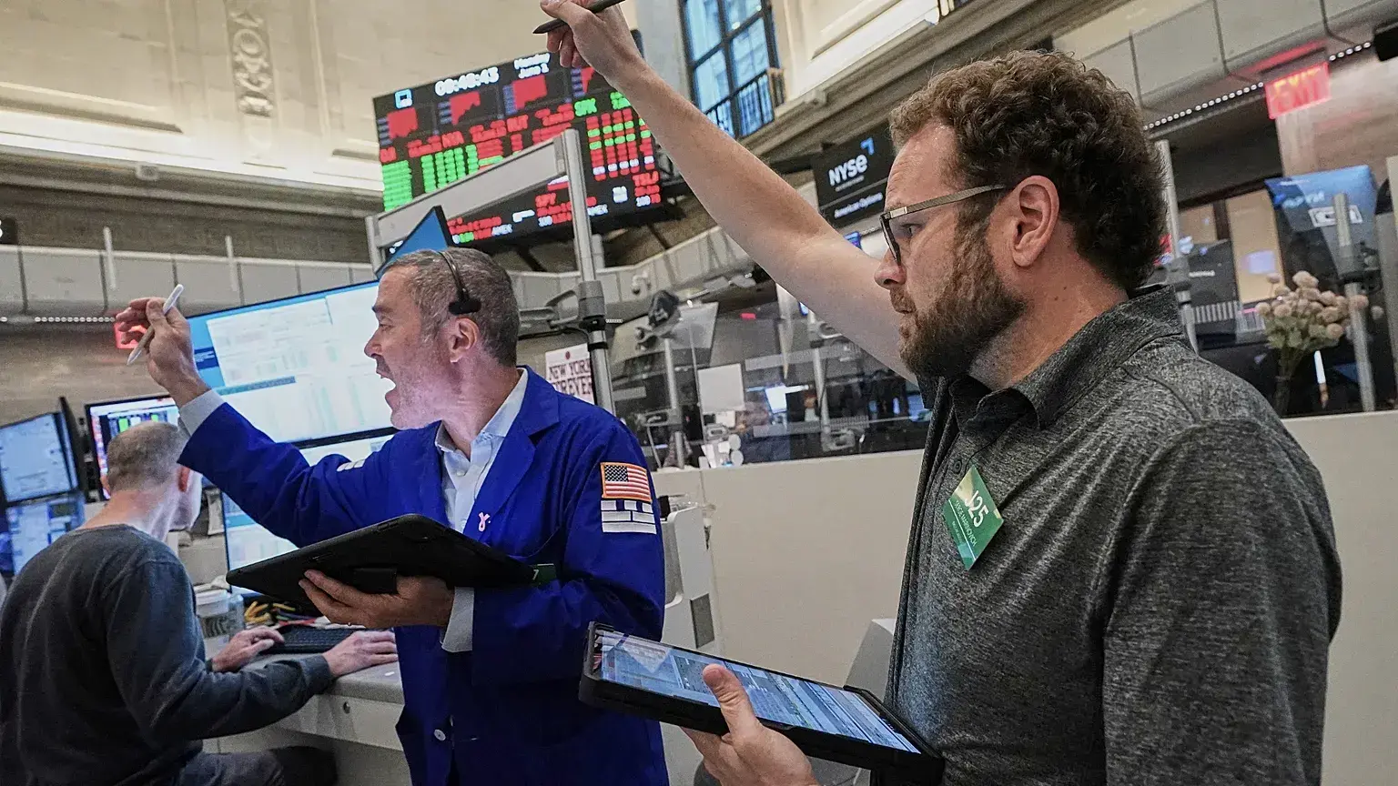 Los operadores de opciones Justin Kanda y Serge Marinovich en el parqué de la Bolsa de Nueva York, 1 de junio de 2026