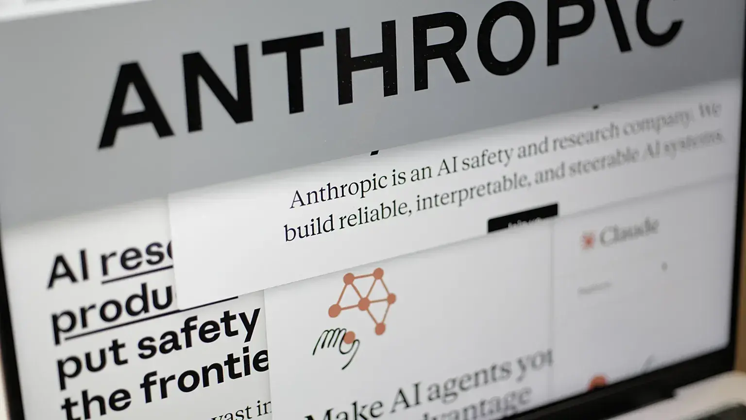 Páginas del sitio web de Anthropic y el logotipo de la empresa, en la pantalla de un ordenador en Nueva York, 26 de febrero d