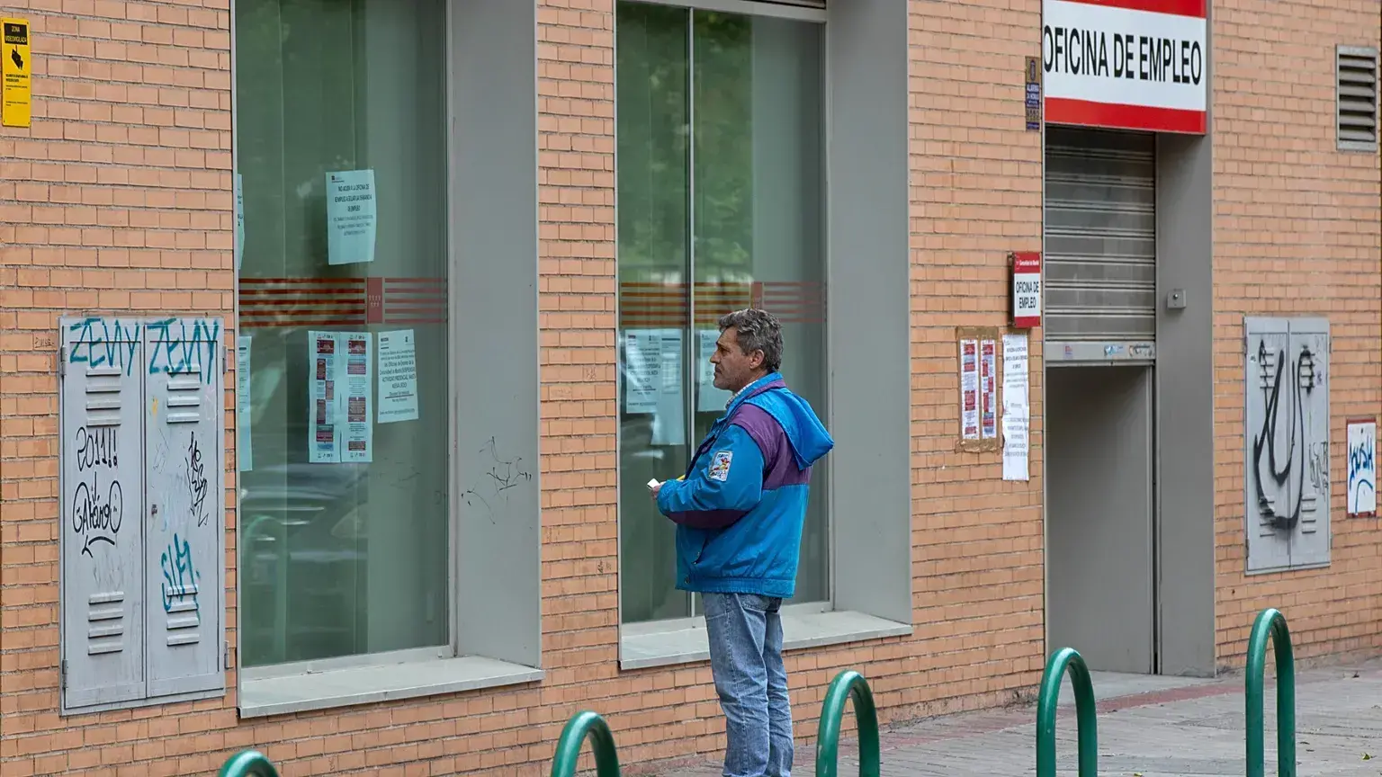 Un hombre, frente a una oficina de empleo