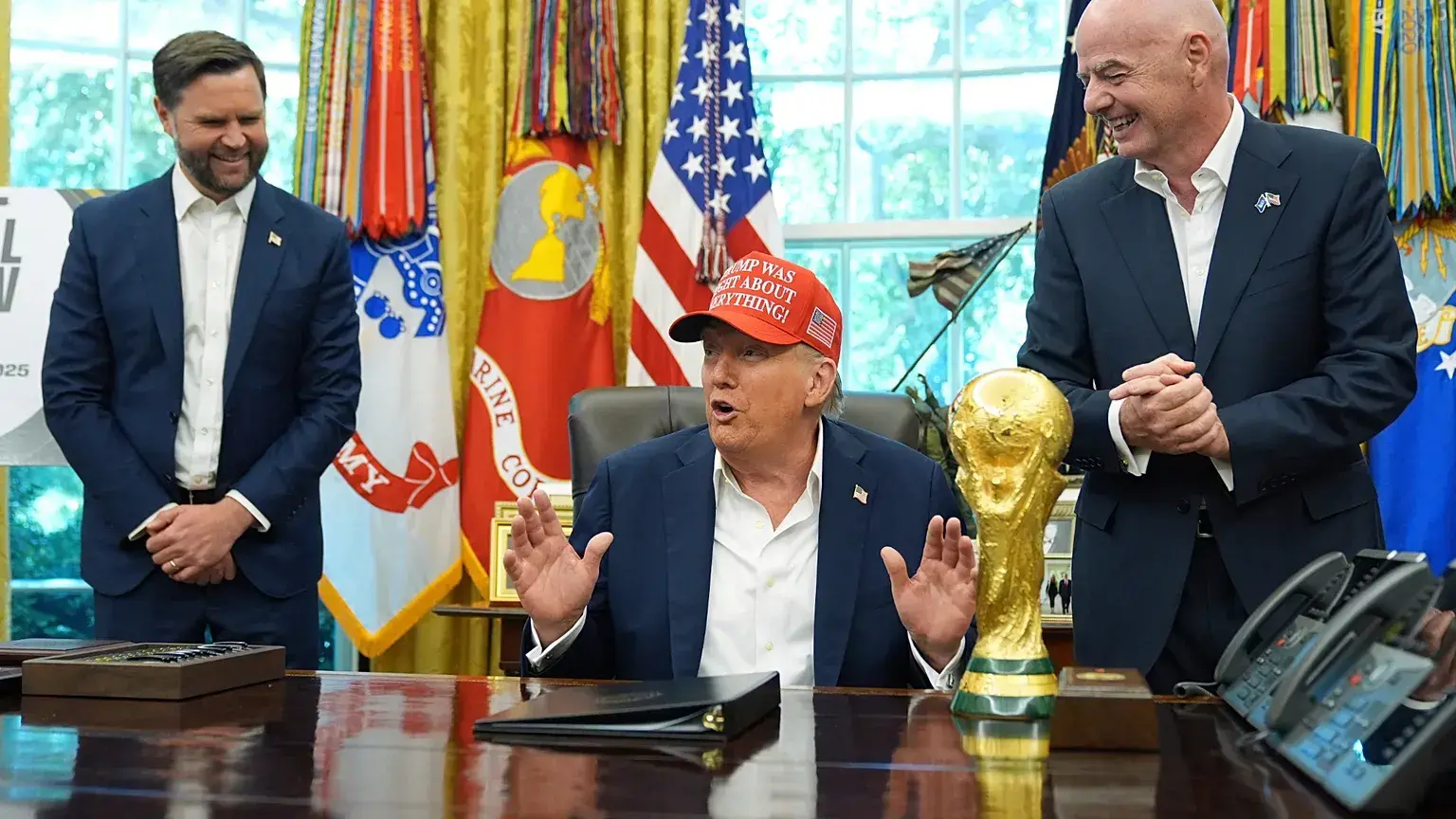 El presidente de Estados Unidos Donald Trump habla junto al presidente de la FIFA Gianni Infantino en el Despacho Oval, agost