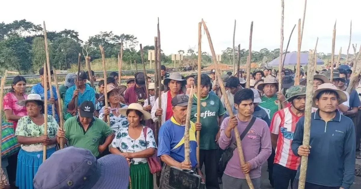 Bloqueo en el puente Ichilo, carretera Santa Cruz – Cochabamba.
